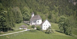 idyllische Kirche mit Friedhof