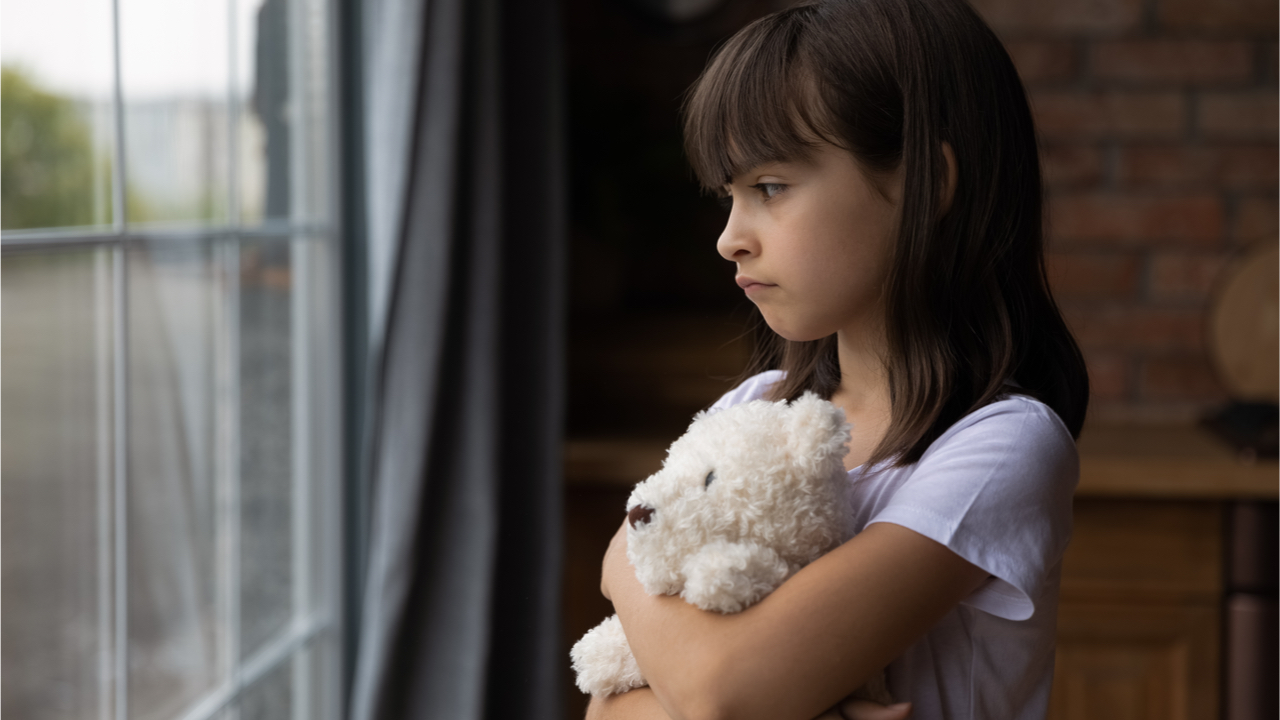 Für eine positive Trauerbewältigung sollten Kinder mit ihrer Trauer nicht alleine gelassen werden.