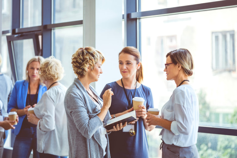 Beim Smalltalk eignen sich vor allem Fragen, bei welchen der Gesprächspartner etwas von sich erzählen kann.