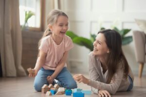 Mama spielt mit ihrer Tochter Bauklötzchen