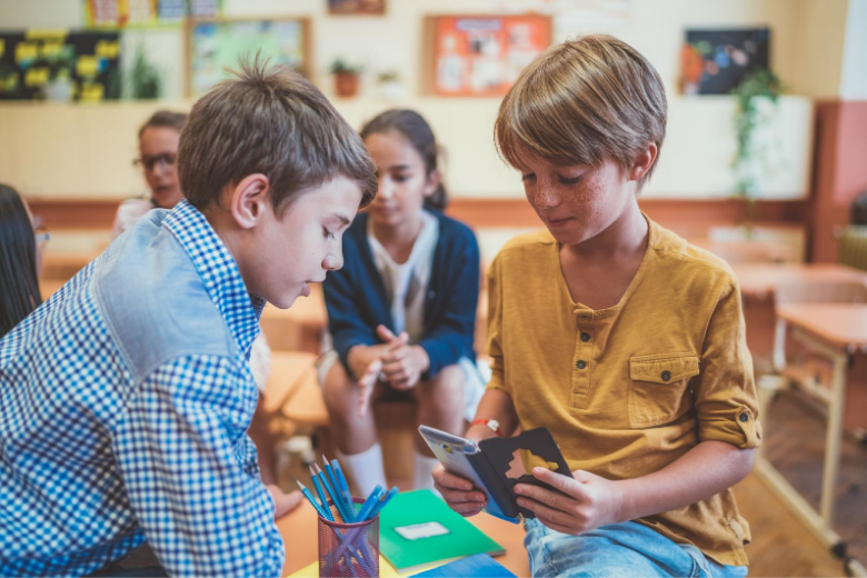 Kinder spielen mit Smartphone