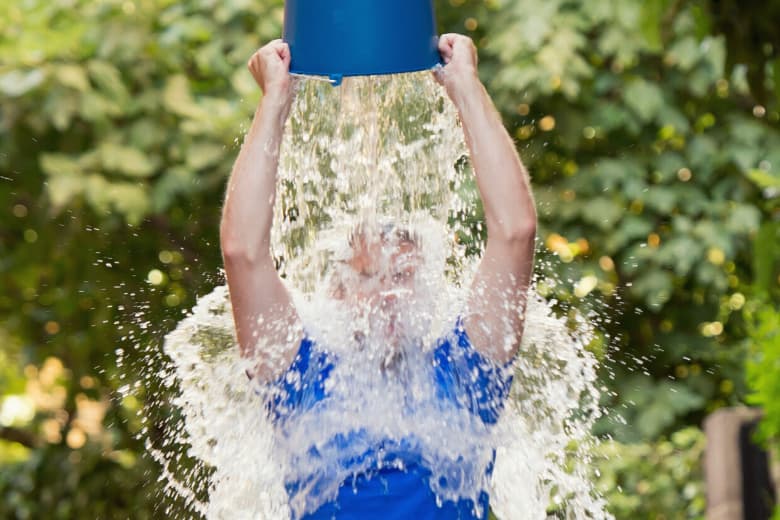 Mit der Icebucketchallenge erregte zunächst Mark Zuckerberg Aufmerksamkeit für die Krankheit ALS.