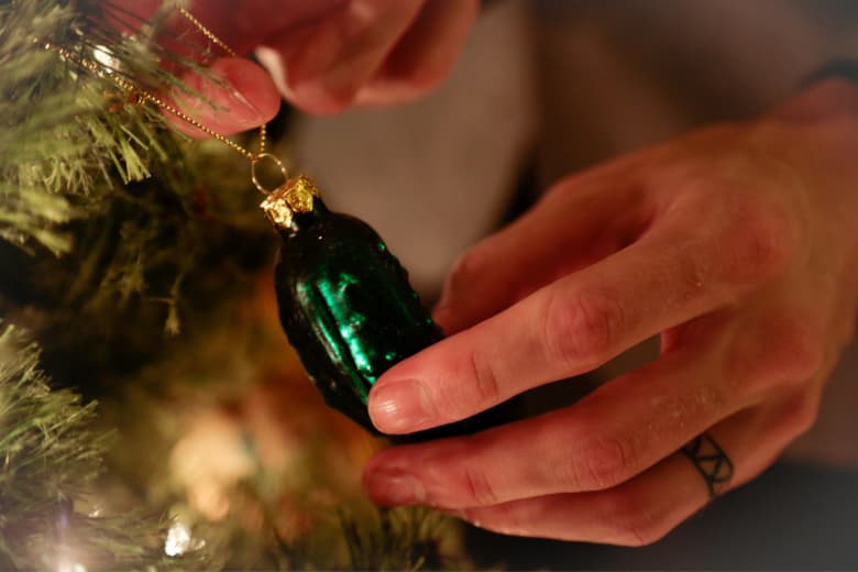 Weihnachtsgurke am Christbaum