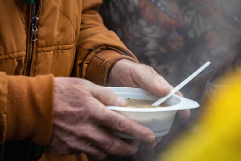 Kältebus verteilt Suppe