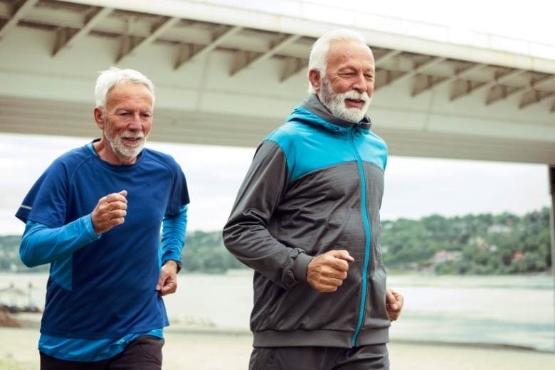 Zwei ältere Herren beim Joggen