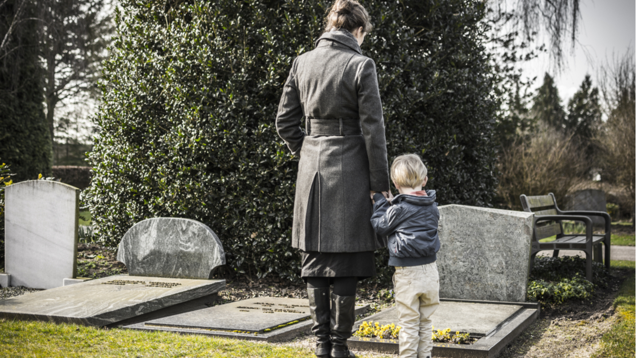 Nach Möglichkeit sollte die Auswahl der Klamotten bei Kindern ebenfalls in Schwarz oder zumindest in gedeckten Farben ausfallen. Es müssen nicht extra formelle Kleidungsstücke für die Beerdigung angeschafft werden, eine gepflegte Alltagskleidung reicht aus.