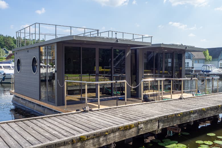 Im Hafen liegen zwei Hausboote nebeneinander