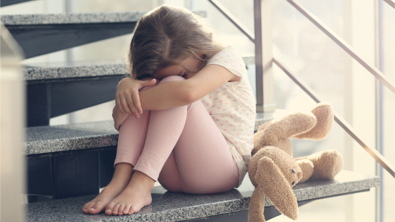 Das Kinder trauern kann sich in vielen verschiedenen Verhaltensweisen ausdrücken.