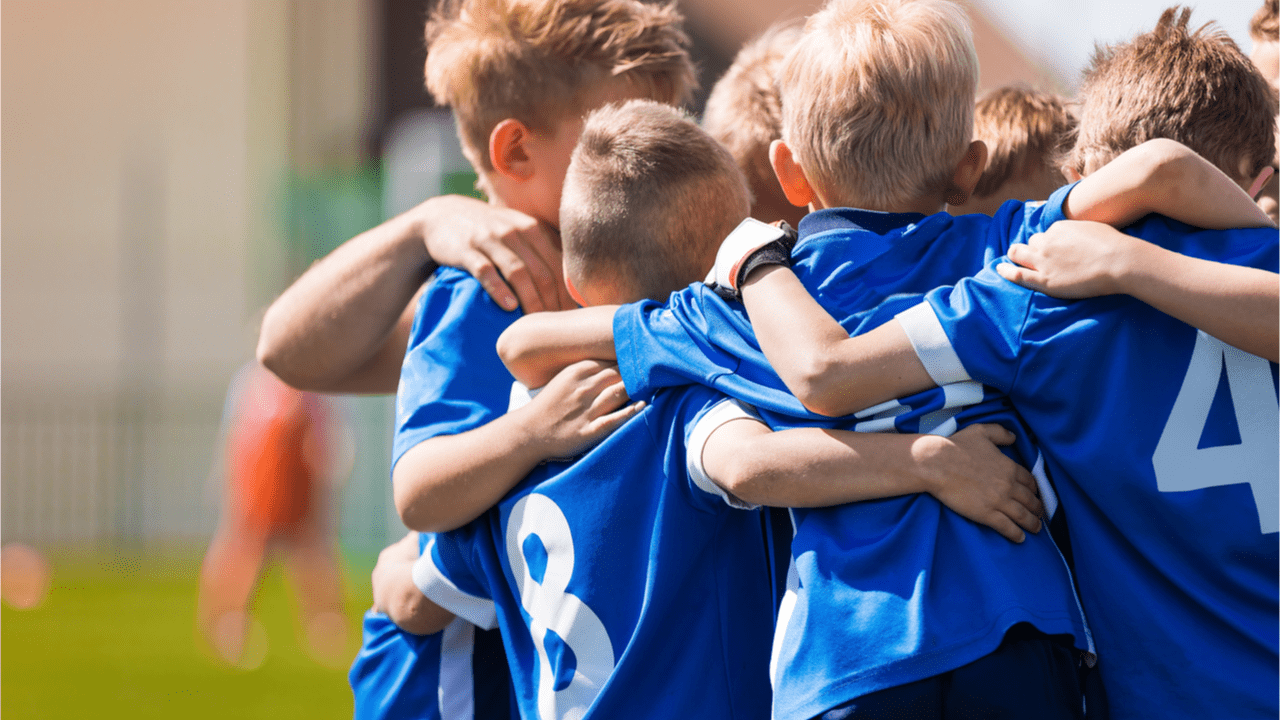 Mannschaftssport fördert die soziale Kompetenz der Kinder.