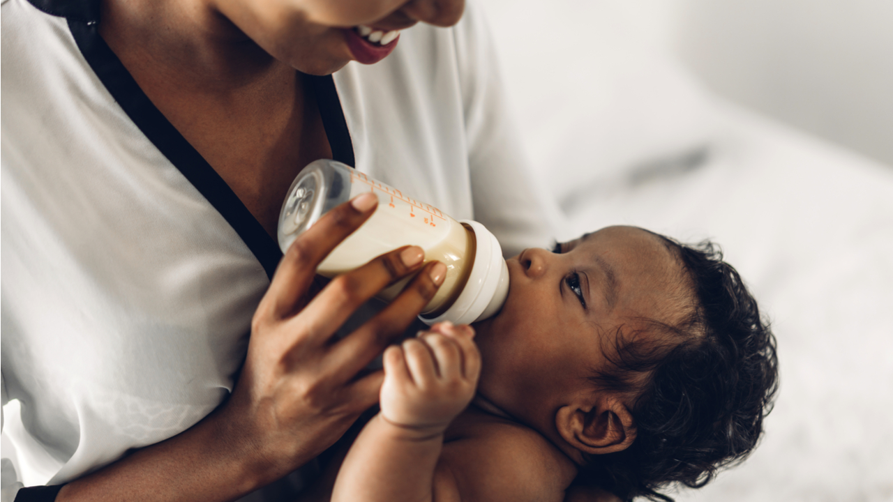 Das Stillen richtet sich danach, wann das Baby Hunger hat.