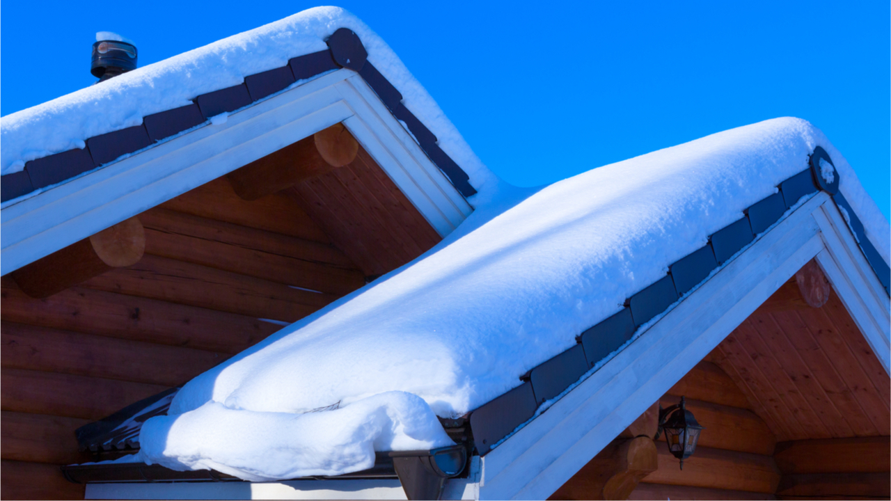 Gerade auf Dächer ist der Schnee besonders gefährlich.