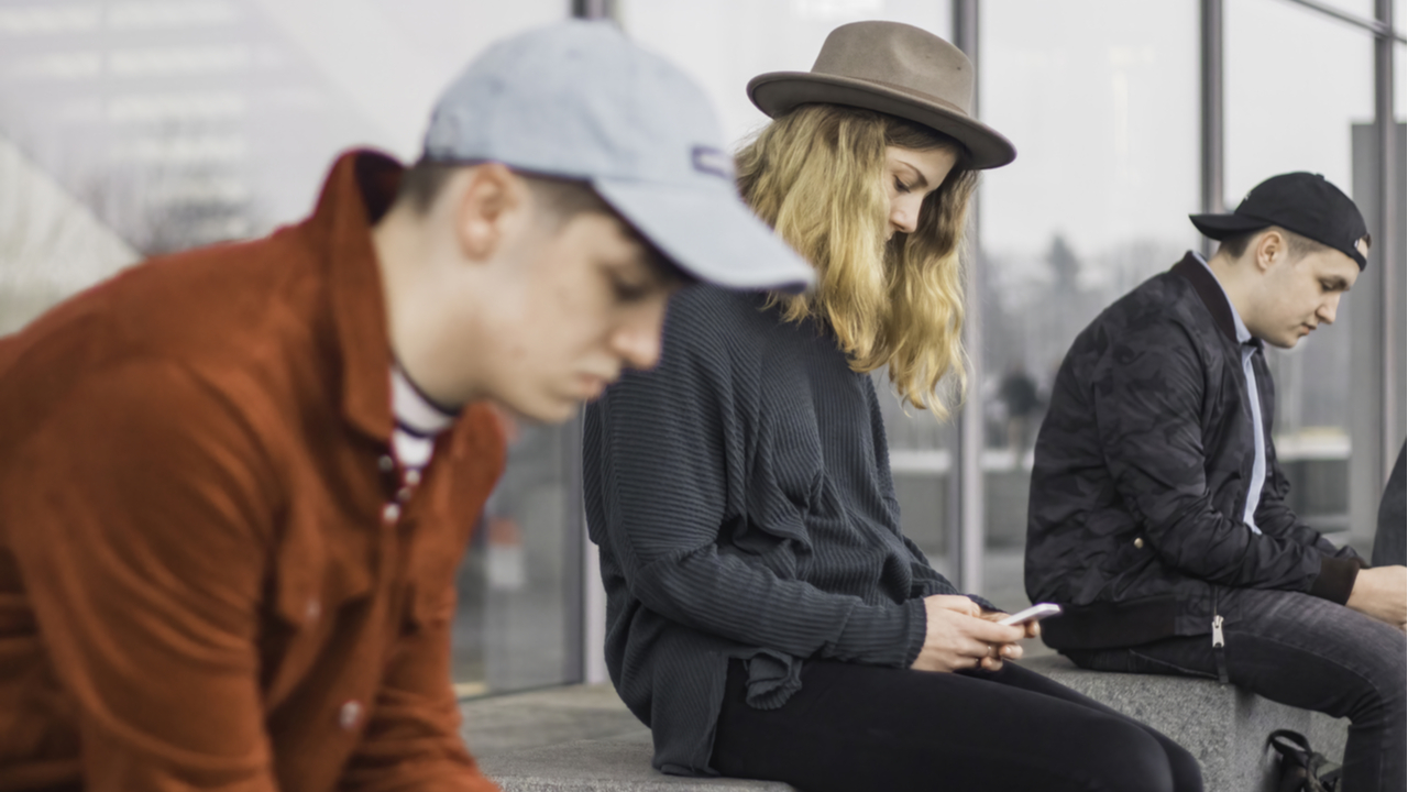 Immer mehr Menschen leiden an der zwanghaften Nutzung ihres Smartphones. Selbst wenn man sich mit Freunden trifft, wendet man seinen Blick sehr häufig auf das Smartphone.