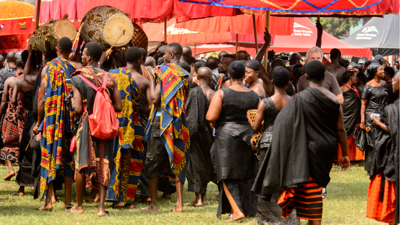 Bei dem Trauerritual in Westafrika findet ein großes Fest, um den Verstorbenen zu ehren, statt.