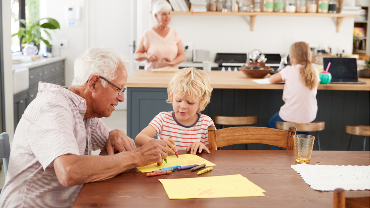 Im Notfall kann man die Großeltern fragen, ob sie auf die Kinder aufpassen können.