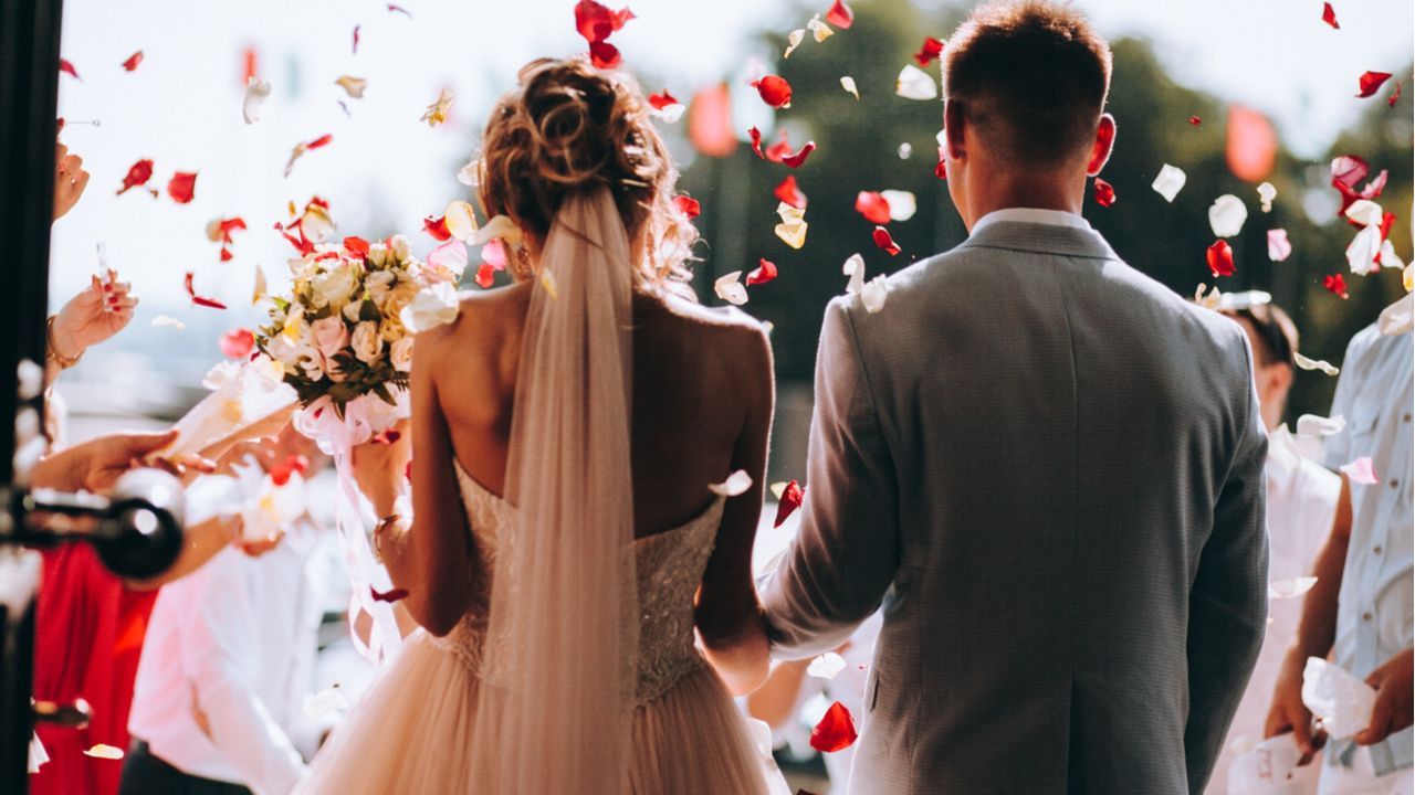 Glücklichs Ehepaar legt ihre Versicherungen nach der Hochzeit zusammen, um Geld zu sparen.