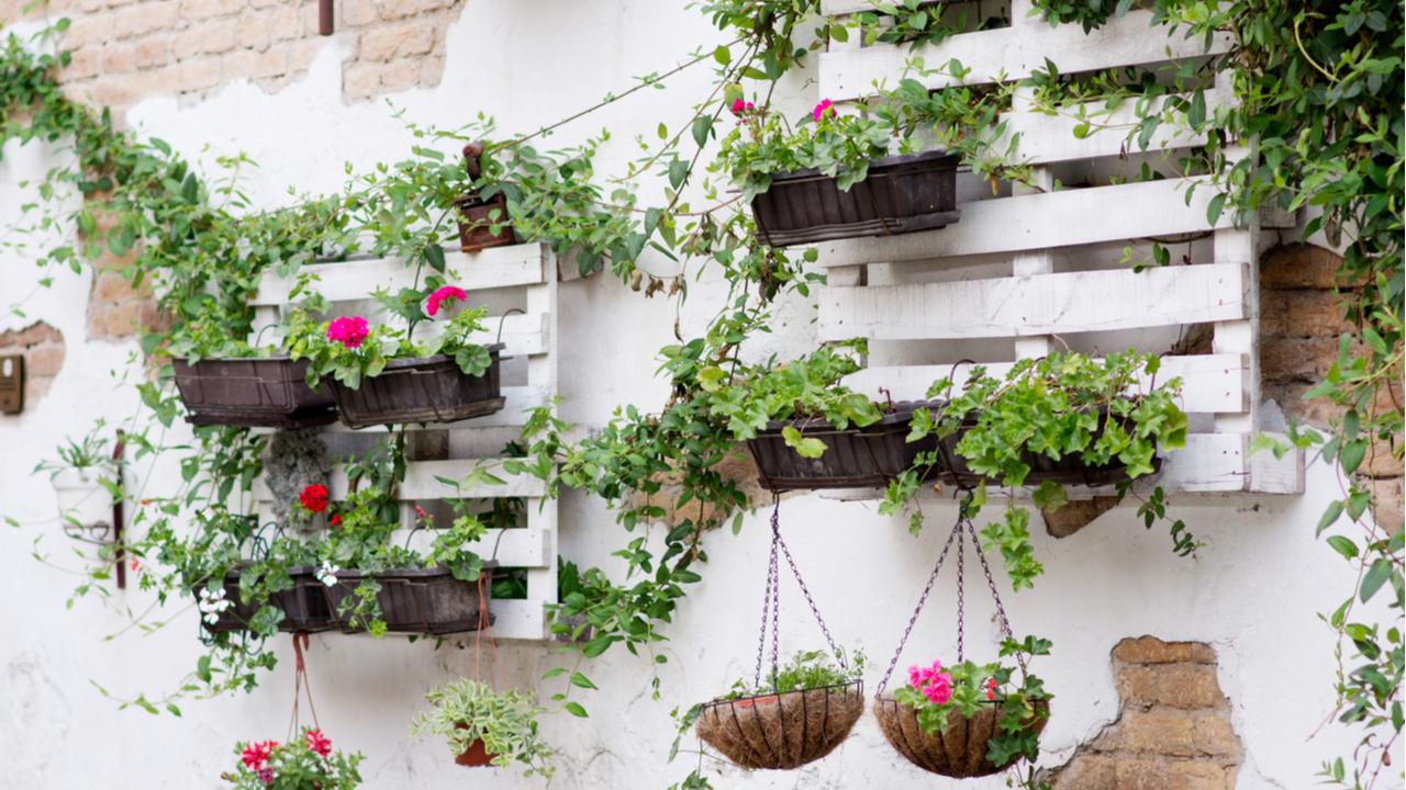 Upcycling im Garten. Paletten sind günstig und machen viel her.