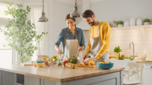 Paar kocht in der Küche mit frischen Zutaten