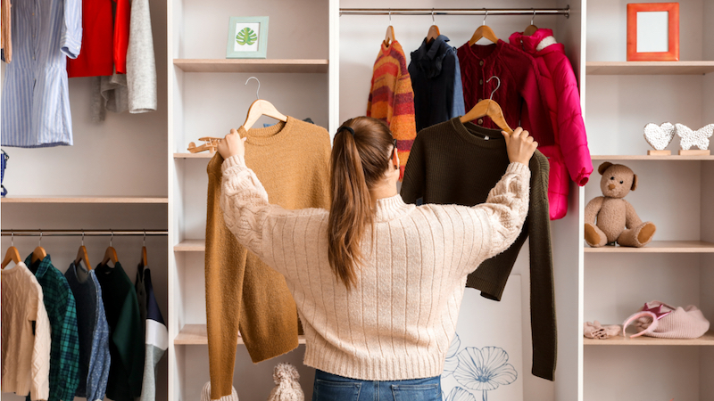 Für die Wintergarderobe wird der Kleiderschrank aussortiert.