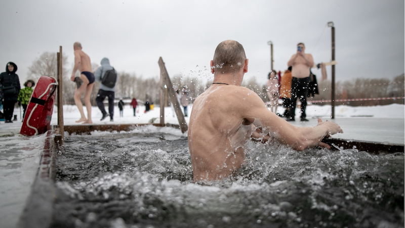 Eisbaden solltest du niemals alleine!