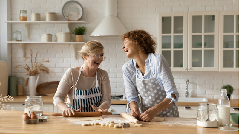 Hobbys für Rentner: eine ältere und eine jüngere Dame backen zusammen.