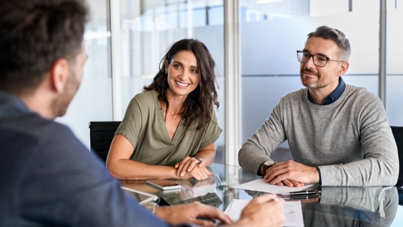 Ein reifes Paar lässt sich beim Finanzberater zum Thema Altersvorsorge beraten.