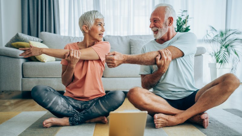 Älteres Ehepaar hält sich zuhause mit Pilates fit.