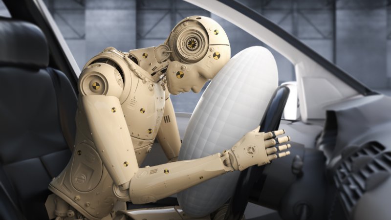 Männlicher Crashtest Dummy im Auto