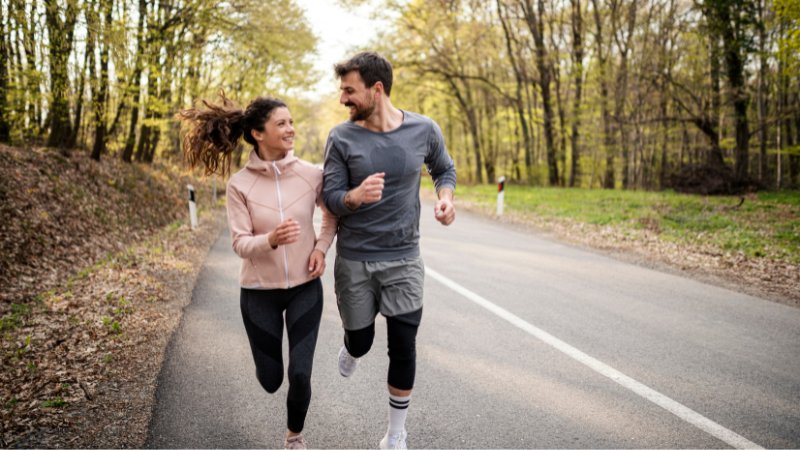 Junges, gesundes Paar, das Spaß am gemeinsamen Joggen hat.