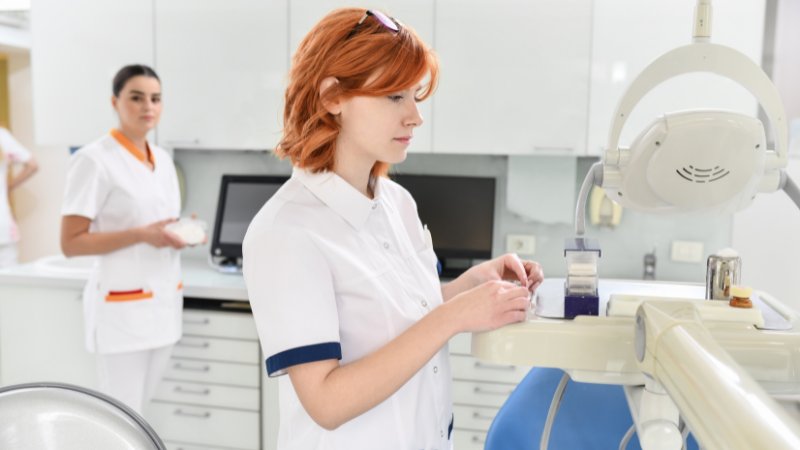 Zwei Junge Arzthelferinnen medizinische Fachangestellte berieten für den nächsten Patienten vor.