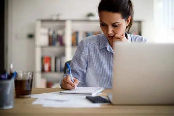 frau-beim-organisieren-570x380jpg