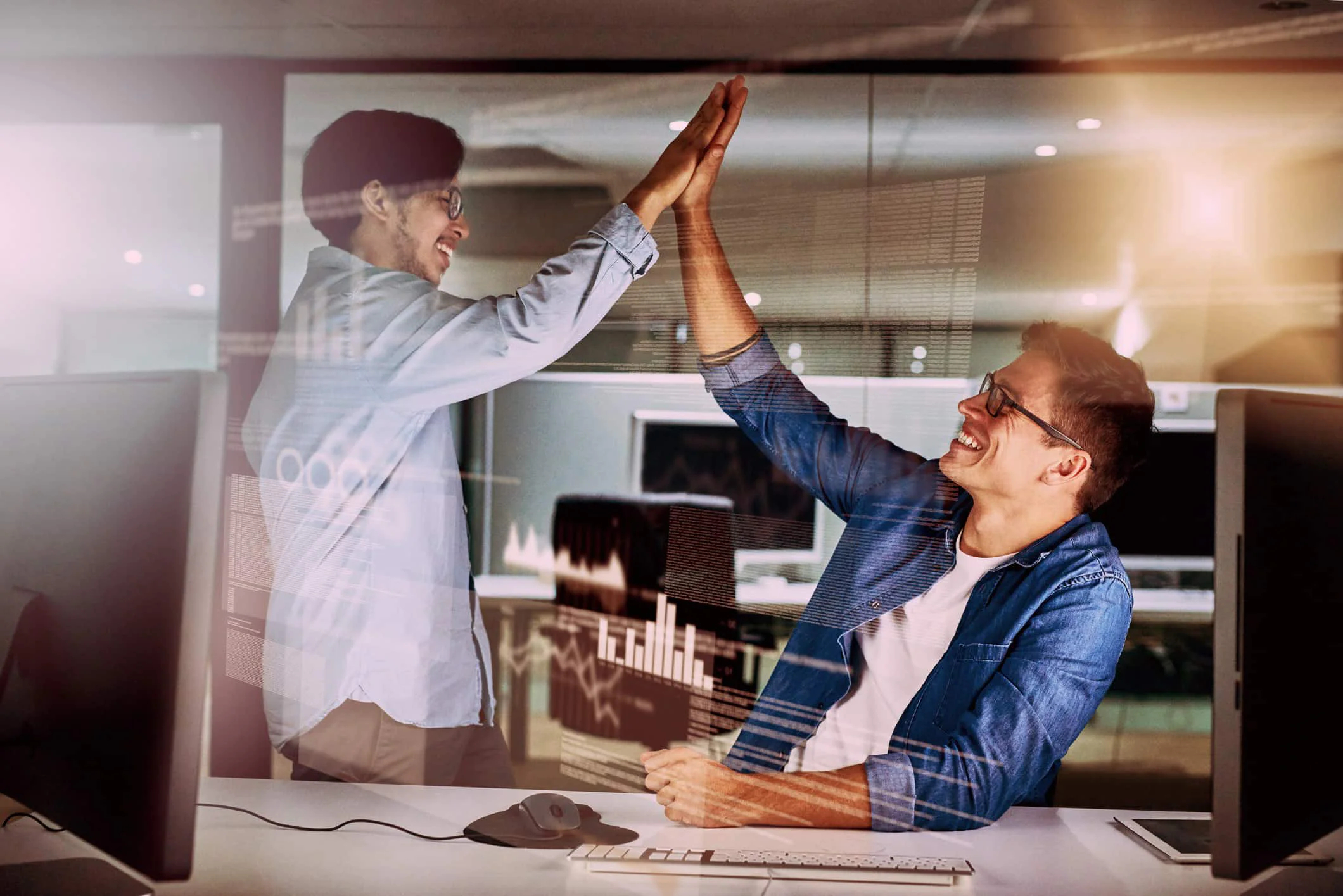 Zwei Informatiker geben sich ein High Five im Büro