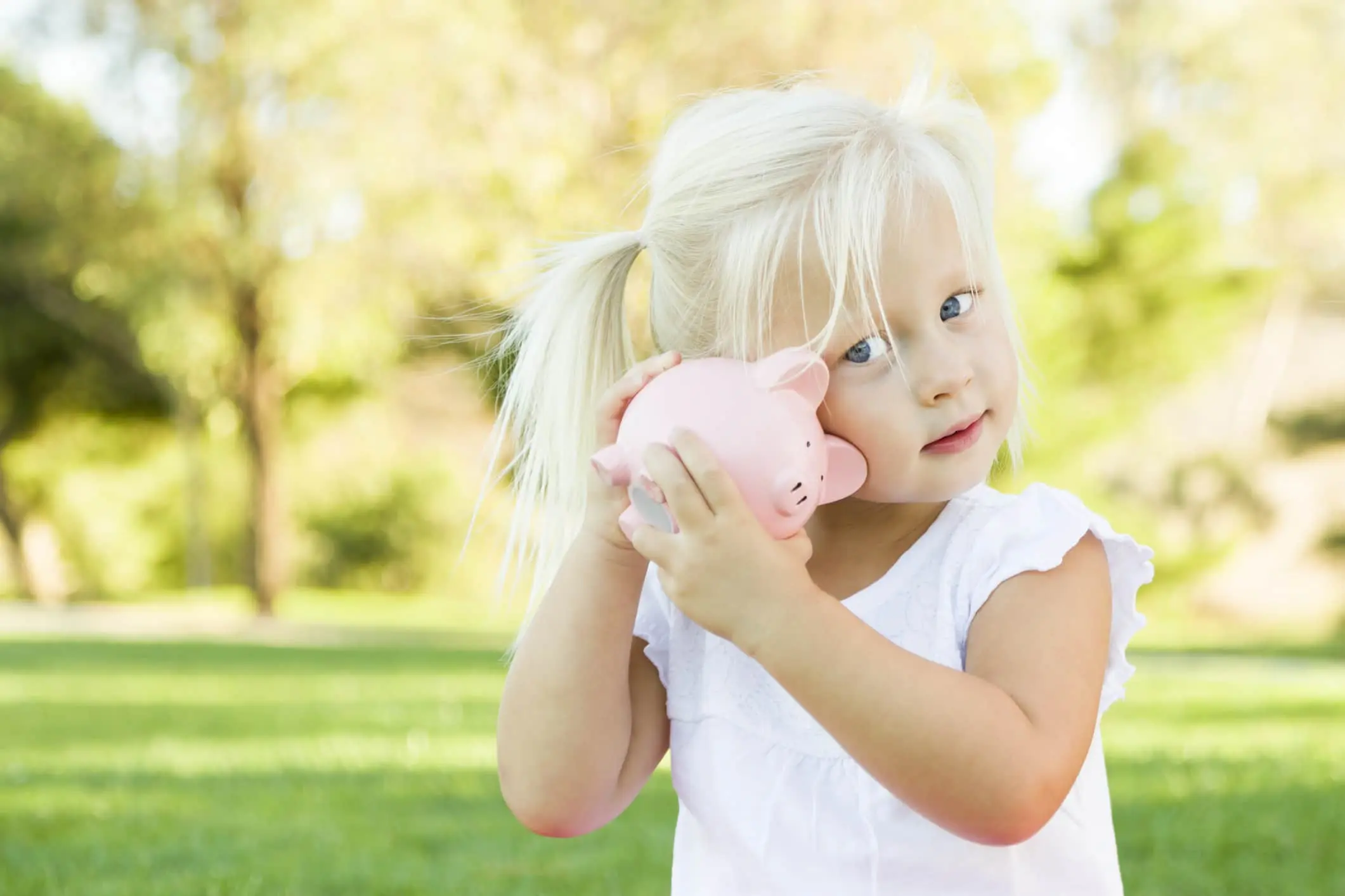 blondes-maedchen-mit-sparschwein