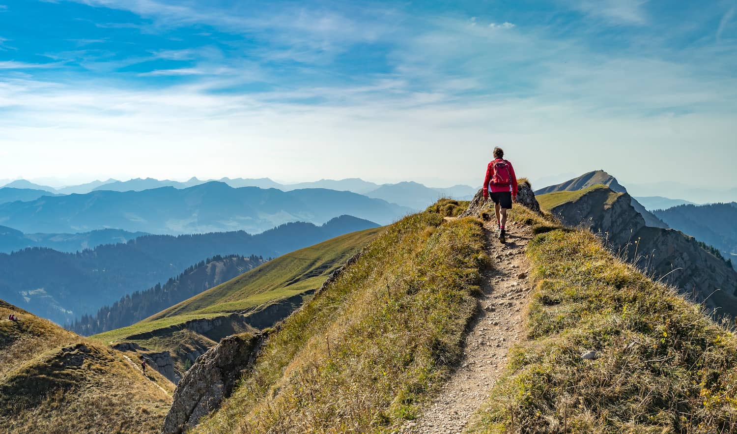 Wanderer auf einem Bergkamm auf dem Weg zum Gipfel