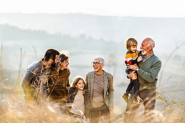 großfamilie-in-den-bergen_600x400