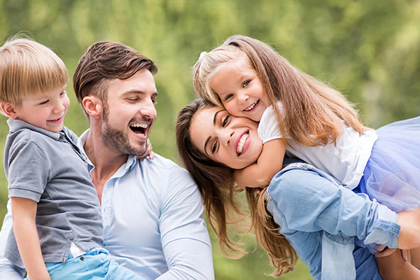 Junge Familie lachen zusammen