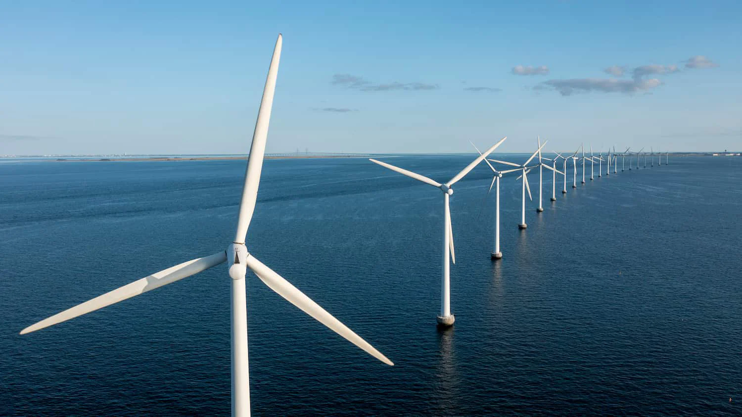 Windpark im Meer vor blauem Himmel