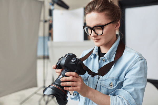 Selbstständige Fotografin im Studio