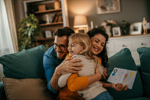 Mutter, Vater und Tochter gemeinsam auf der Couch