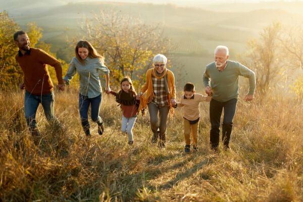 Familie mit Eltern, Kindern und Großeltern beim Spaziergang