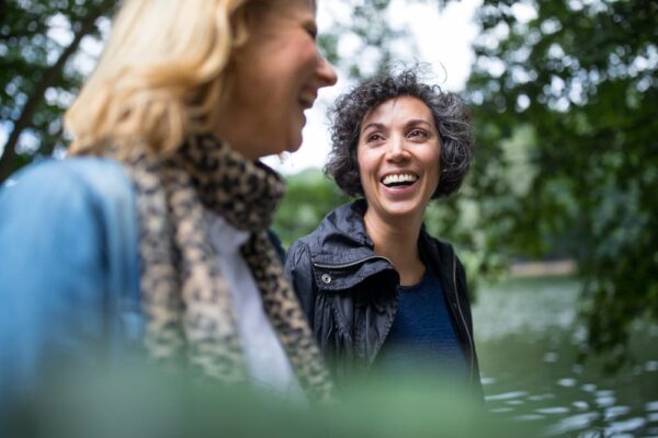 Befreundete Frauen lachen zusammen in der Natur