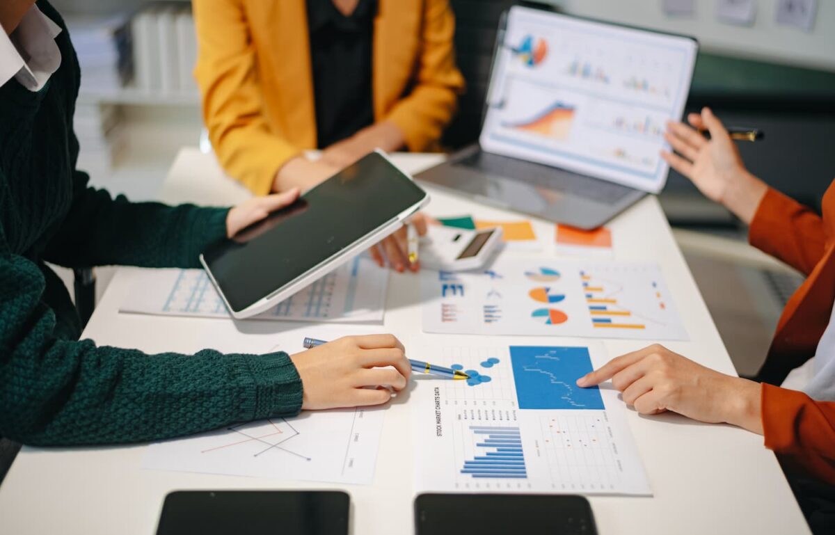 Diskussion im Büro über Zahlen, Statistiken und Wertentwicklung